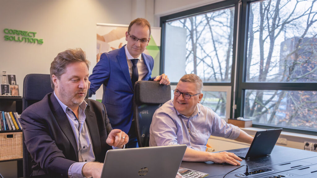 Collega's Correct Solutions overleggen op kantoor